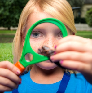 7919-girl-with-magnifying-glass